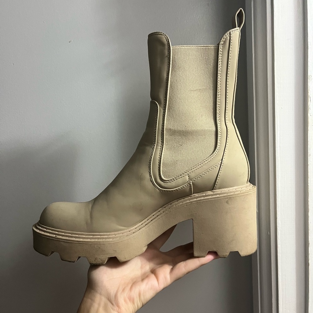 Nude cream coloured Chelsea boots. ZARA. 8/10 condition.